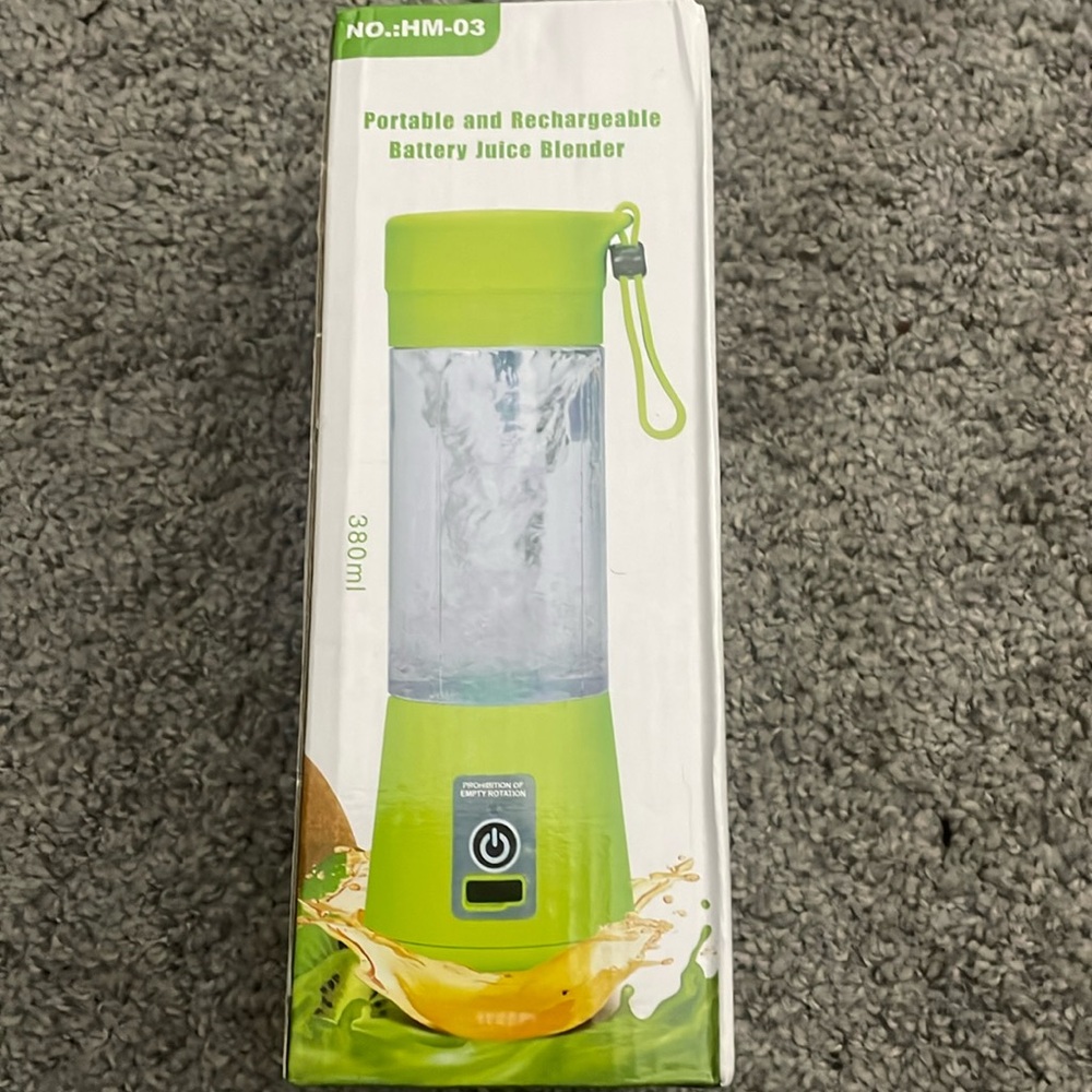 Portable and rechargeable battery juice blender